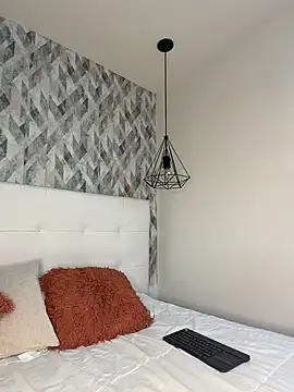 krisstenSantos online show from February 2026 01:30:01 PM