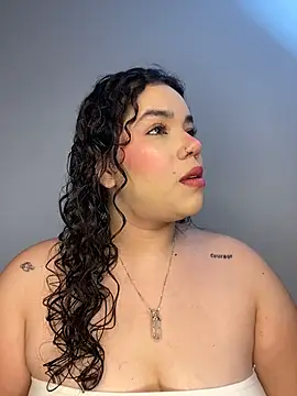 krisstenSantos online show from November 2025 12:00:02 PM