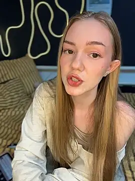 Snapshot of MilaMoone chatting on May 2026 11:16:01 AM MilaMoone online show from May 2026 11:16:01 AM