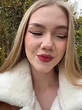 MilaMoone online show from November 2025 10:19:02 AM