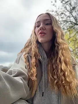 MilaMoone online show from April 2026 10:44:01 AM