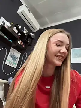 Snapshot of MilaMoone chatting on May 2026 11:21:02 AM MilaMoone online show from May 2026 11:21:02 AM