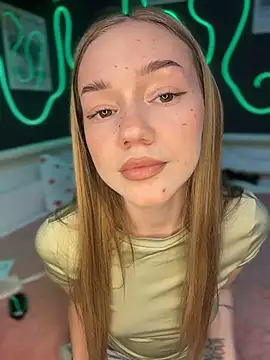 MilaMoone online show from April 2026 11:01:01 AM