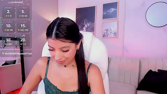 Snapshot of Tiffany_Low chatting on December 2025 01:23:01 PM Tiffany Low online show from December 2025 01:23:01 PM