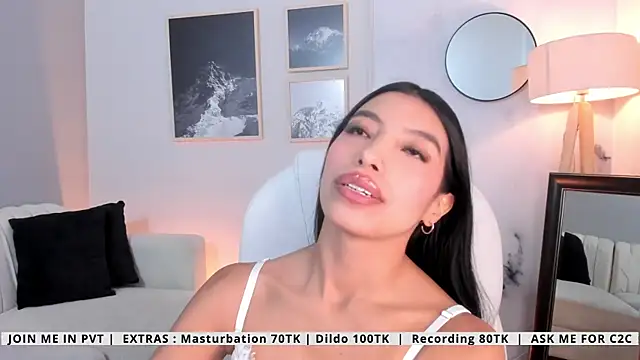 Snapshot of Tiffany_Low chatting on May 2026 04:22:02 PM Tiffany Low online show from May 2026 04:22:02 PM