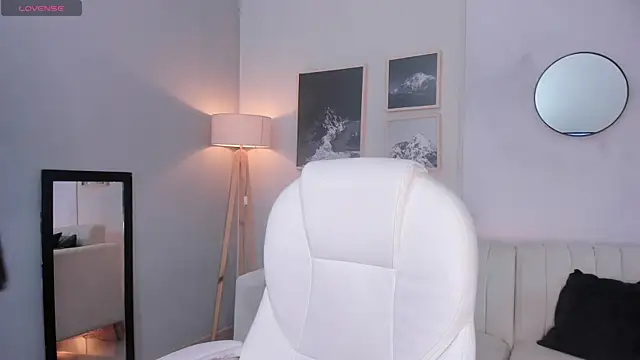 Snapshot of Tiffany_Low chatting on December 2025 01:28:01 PM Tiffany Low online show from December 2025 01:28:01 PM