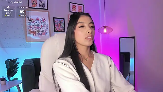 Snapshot of Tiffany_Low chatting on May 2026 04:35:01 PM Tiffany Low online show from May 2026 04:35:01 PM