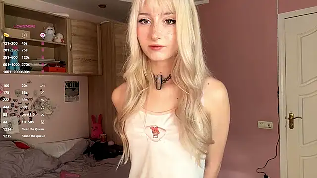 Snapshot of FridaAaberg chatting on November 2025 07:02:01 AM FridaAaberg online show from November 2025 07:02:01 AM