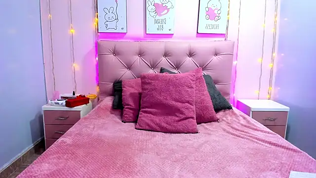 Issaa Tyler online show from December 2025 06:35:01 PM