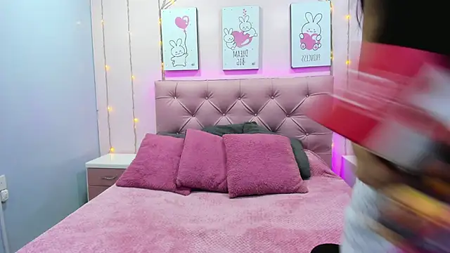 Issaa Tyler online show from October 2025 03:06:02 AM