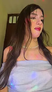 Snapshot of Emily-hottson chatting on February 2026 04:33:01 AM Emily-hottson online show from February 2026 04:33:01 AM