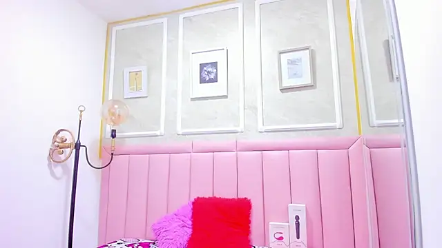 Snapshot of HoollyHendrix chatting on December 2025 08:39:01 PM HoollyHendrix online show from December 2025 08:39:01 PM