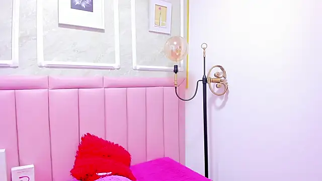 Snapshot of HoollyHendrix chatting on December 2025 08:47:01 PM HoollyHendrix online show from December 2025 08:47:01 PM