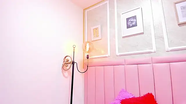 Snapshot of HoollyHendrix chatting on December 2025 08:30:02 PM HoollyHendrix online show from December 2025 08:30:02 PM