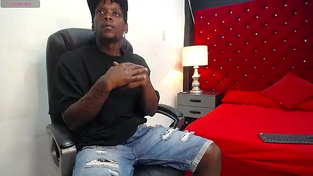 SkylerBigxxx online show from October 2025 03:47:01 AM