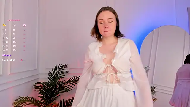 Sophi X online show from October 2025 01:45:01 PM