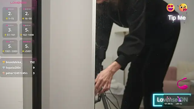 adisson fox online show from December 2025 07:08:01 AM