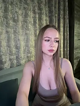 Snapshot of MissOyee chatting on November 2025 07:35:02 PM MissOyee online show from November 2025 07:35:02 PM