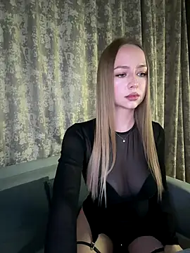 Snapshot of MissOyee chatting on November 2025 06:44:01 PM MissOyee online show from November 2025 06:44:01 PM