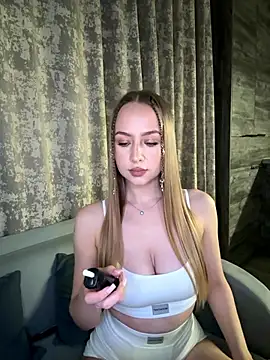 Snapshot of MissOyee chatting on November 2025 07:14:01 PM MissOyee online show from November 2025 07:14:01 PM