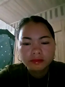 emly-xinh18 online show from December 2025 05:06:01 PM