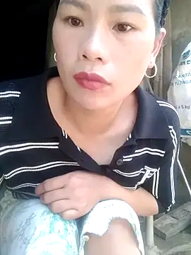 Snapshot of Qinjid002 chatting on October 2025 02:32:01 AM Qinjid002 online show from October 2025 02:32:01 AM