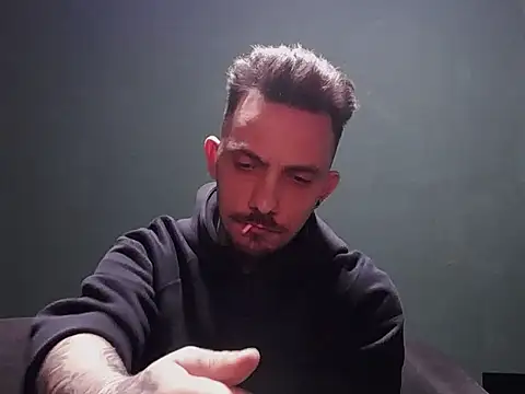 Snapshot of guesswhatbitch chatting on September 2025 12:39:02 AM guesswhatbitch online show from September 2025 12:39:02 AM