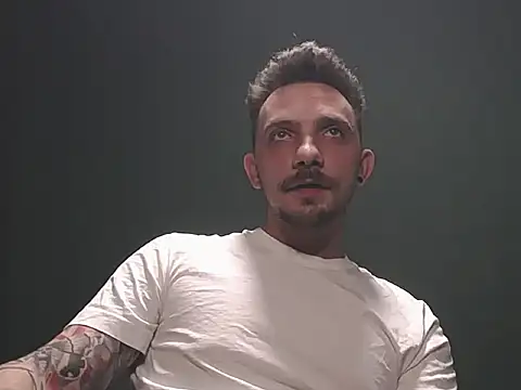 Snapshot of guesswhatbitch chatting on October 2025 07:48:01 PM guesswhatbitch online show from October 2025 07:48:01 PM