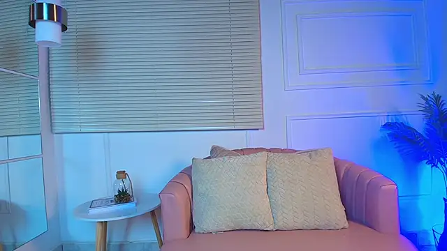 alessia moon1 online show from October 2025 01:10:02 PM