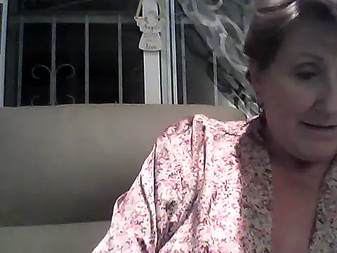 Snapshot of LadyLuxe_xx chatting on October 2025 06:20:01 PM LadyLuxe xx online show from October 2025 06:20:01 PM