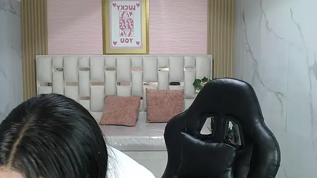 lissandra s online show from December 2025 08:30:02 PM