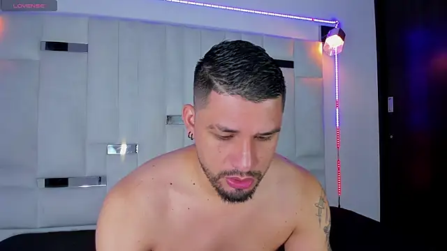 Jacob19  online show from September 2025 11:39:02 AM