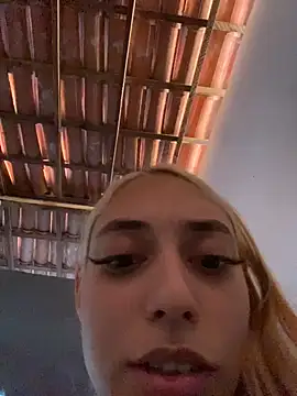 loirinhaaa online show from April 2026 06:58:02 PM