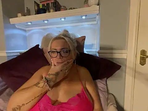 Snapshot of BonnyDesire chatting on November 2025 08:23:02 PM BonnyDesire online show from November 2025 08:23:02 PM