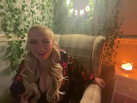 Snapshot of BonnyDesire chatting on November 2025 08:13:02 PM BonnyDesire online show from November 2025 08:13:02 PM