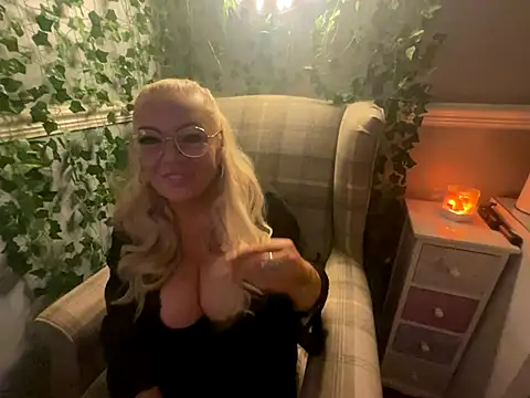 Snapshot of BonnyDesire chatting on December 2025 08:25:01 PM BonnyDesire online show from December 2025 08:25:01 PM