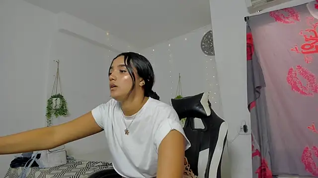 Snapshot of Dakota_x18 chatting on November 2025 07:29:02 PM Dakota x18 online show from November 2025 07:29:02 PM