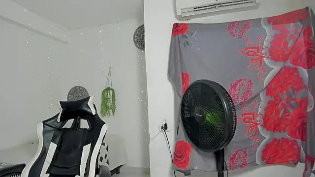 Snapshot of Dakota_x18 chatting on November 2025 08:23:02 PM Dakota x18 online show from November 2025 08:23:02 PM