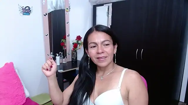 camilavargas  online show from October 2025 11:06:02 PM