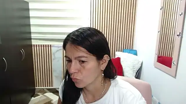 camilavargas  online show from June 2026 10:32:02 PM