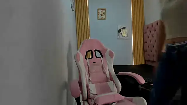 Naomis 35 online show from October 2025 07:58:01 PM