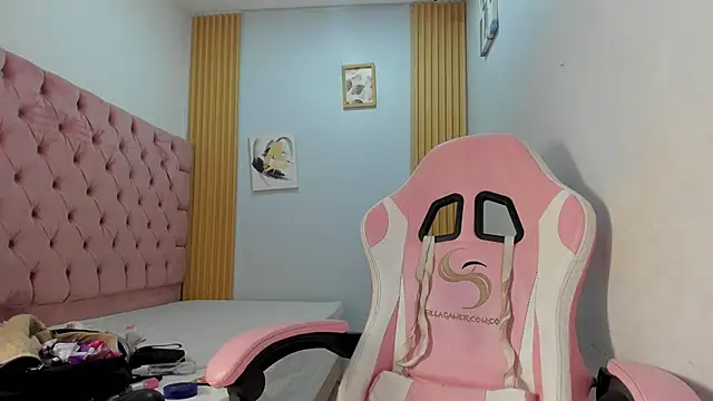 Naomis 35 online show from November 2025 07:50:01 PM