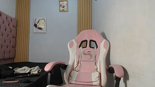 Naomis 35 online show from November 2025 07:47:01 PM