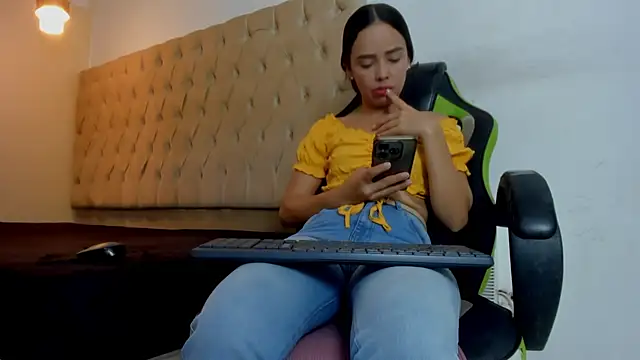 Naomis 35 online show from February 2026 07:32:02 PM