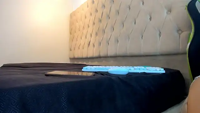 Naomis 35 online show from February 2026 07:36:01 PM