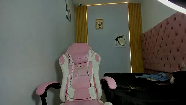 Naomis 35 online show from October 2025 07:25:02 PM