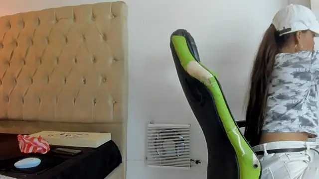 Naomis 35 online show from February 2026 07:45:02 PM