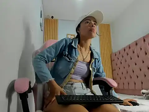 Naomis 35 online show from October 2025 07:47:01 PM