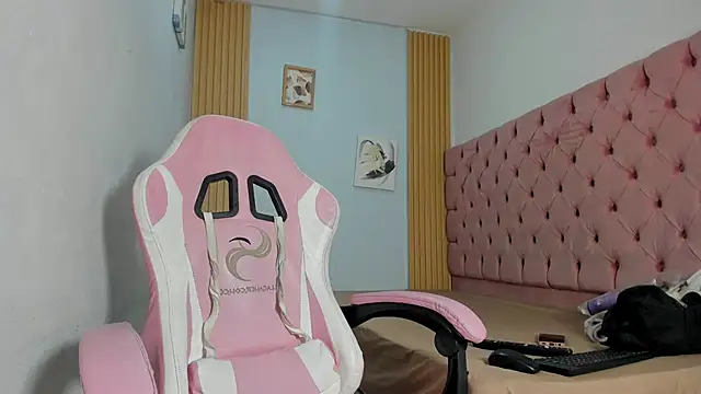 Naomis 35 online show from November 2025 07:18:02 PM