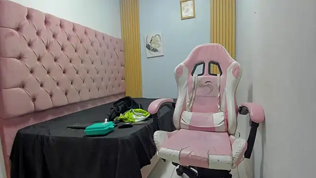 Naomis 35 online show from December 2025 07:48:01 PM